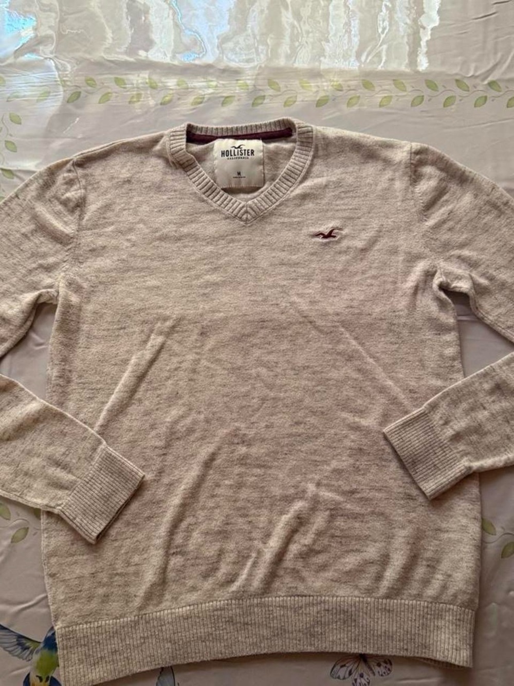 Hollister Men's Light Beige V-Neck Sweater with Maroon Logo